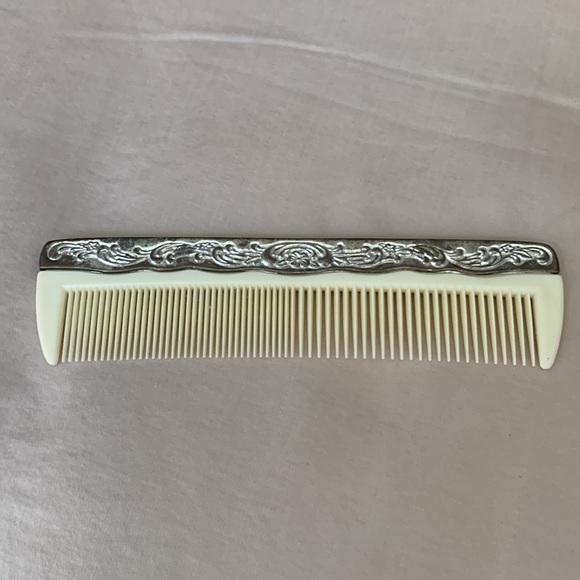 Vintage silverplate three piece grooming set. Comes w/ original lower box. - Picture 2 of 6